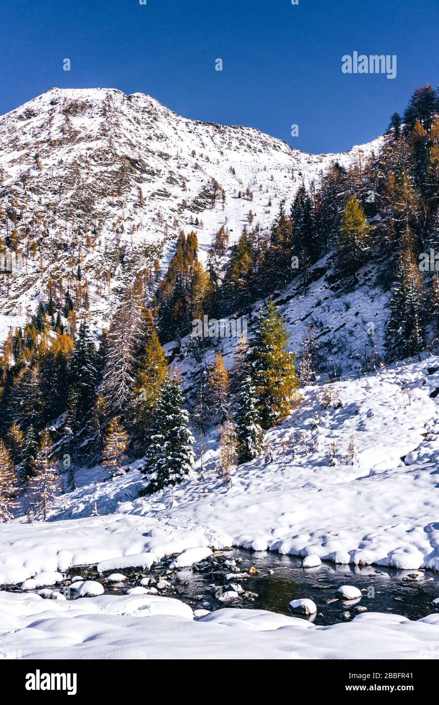 Die Berge des Tartano-Tals, in der Nähe der Stadt Morbegno, Italien, an einem schönen Wintertag Stockfoto