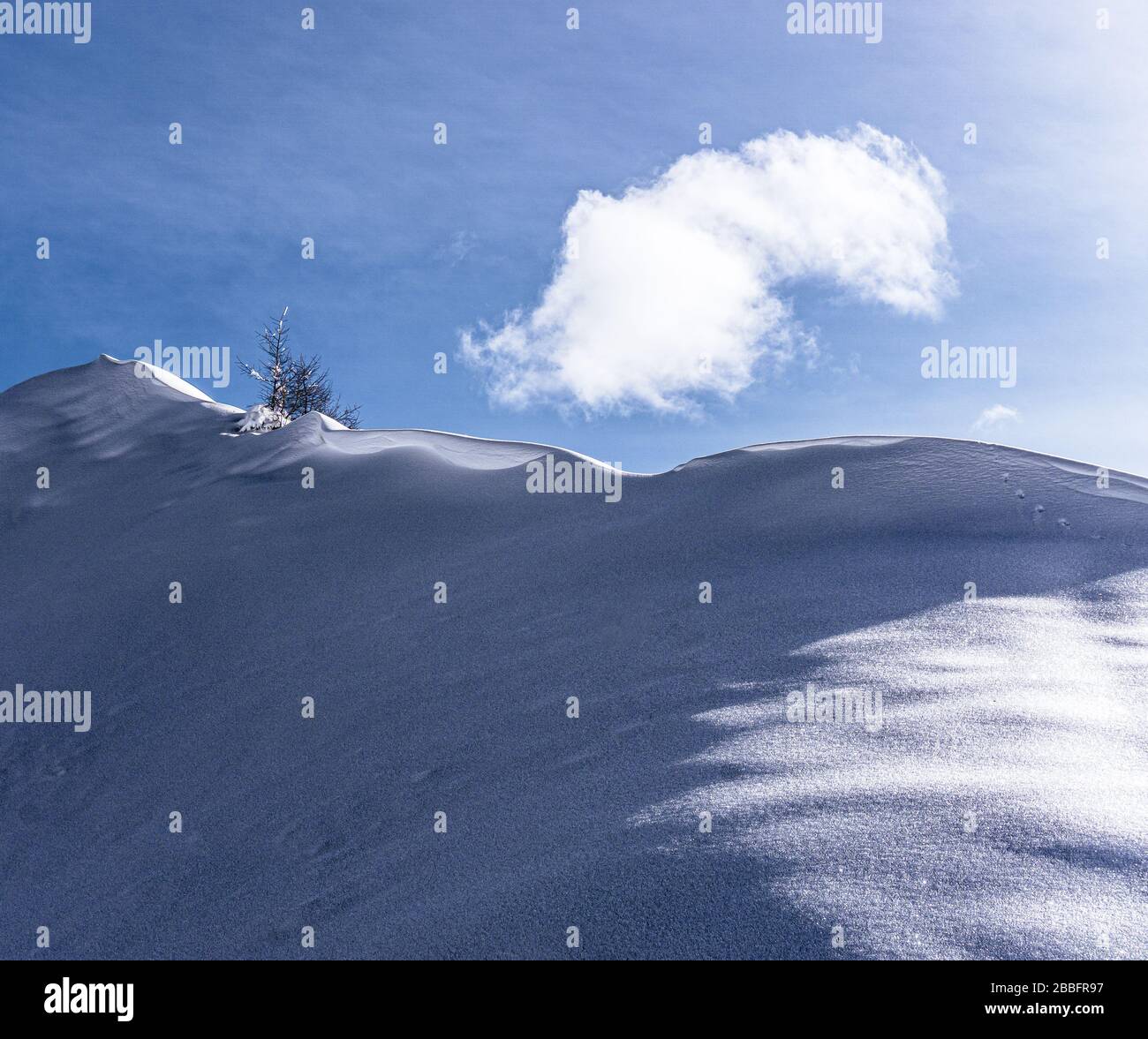 Die Berge des Tartano-Tals, in der Nähe der Stadt Morbegno, Italien, an einem schönen Wintertag Stockfoto