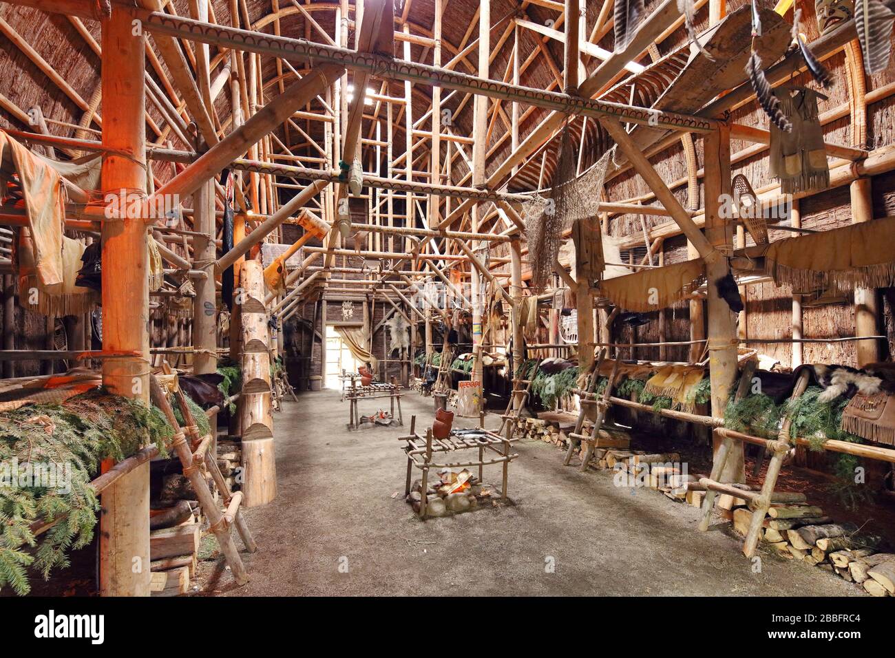 Rekonstruiertes Interieur der Ekionkiestha Longhouse auf der Huron-Wendat Nation Reservation, die sich in der traditionellen Huronsite Onhoua Chetek8e, Wendake, Quebec City, Provinz Quebec, Kanada befindet Stockfoto