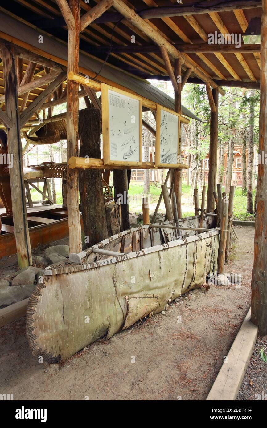 Anzeige eines traditionellen Birkenrindenkanus, wie es vor der Ankunft der Europäer in Nordamerika gebaut worden wäre, Onhoua Chetek8e traditionelle Huron-Site, Huron-Wendat Nation Reservation, Wenkake, Provinz Quebec, Kanada Stockfoto