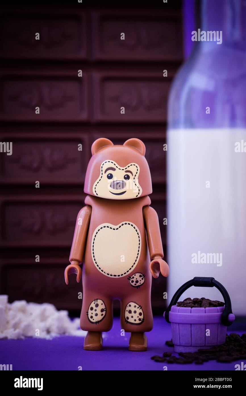 Der kleine Bär backt Plätzchen Stockfoto