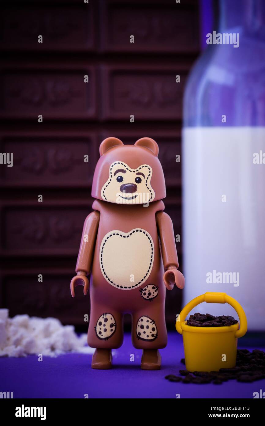 Der kleine Bär backt Plätzchen Stockfoto