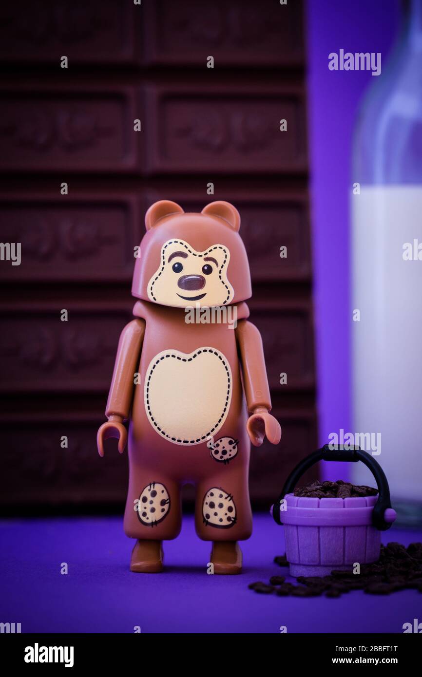 Der kleine Bär backt Plätzchen Stockfoto