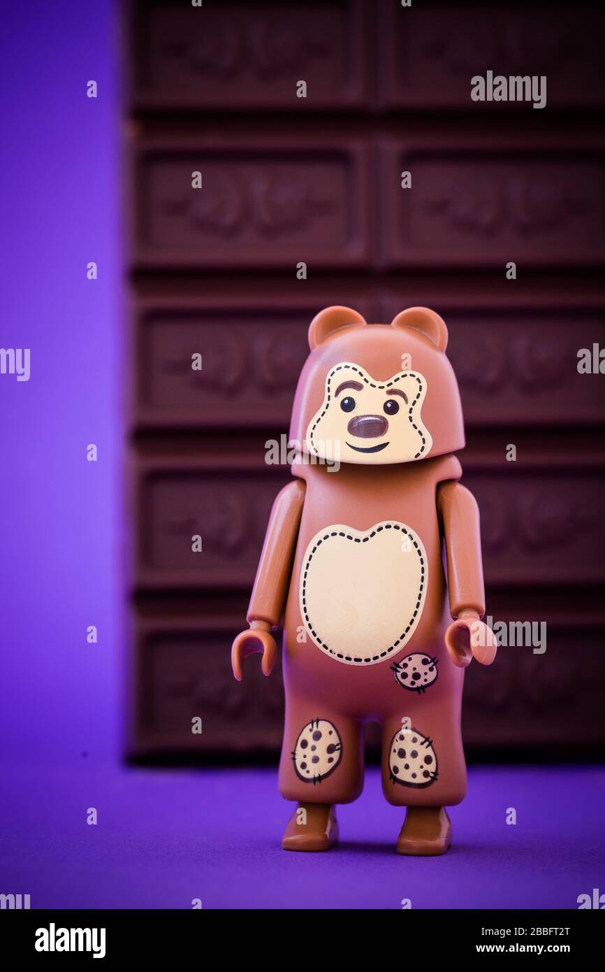 Der kleine Bär backt Plätzchen Stockfoto