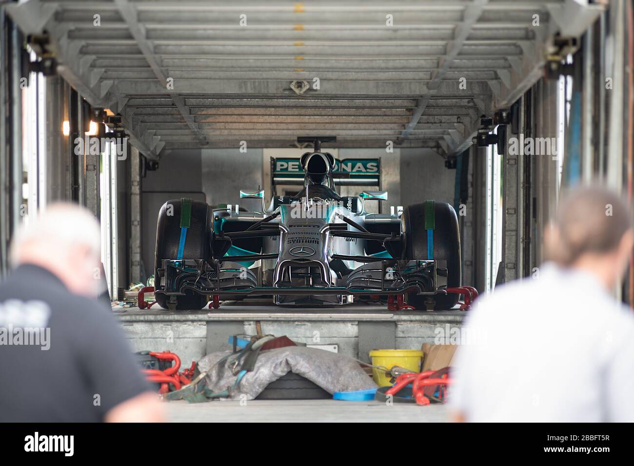 Auf dem Goodwood Festival of Speed wird die Formel 1 von Mercedes-Benz zum Entladen von einem Autotransporter umgeladen. Stockfoto