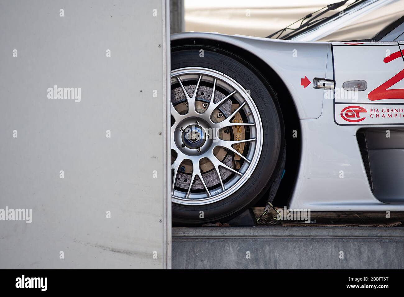Ein Mercedes-AMG CLK GTR Rennwagen wird auf dem Goodwood Festival of Speed von einem Autotransporter entladen. Stockfoto