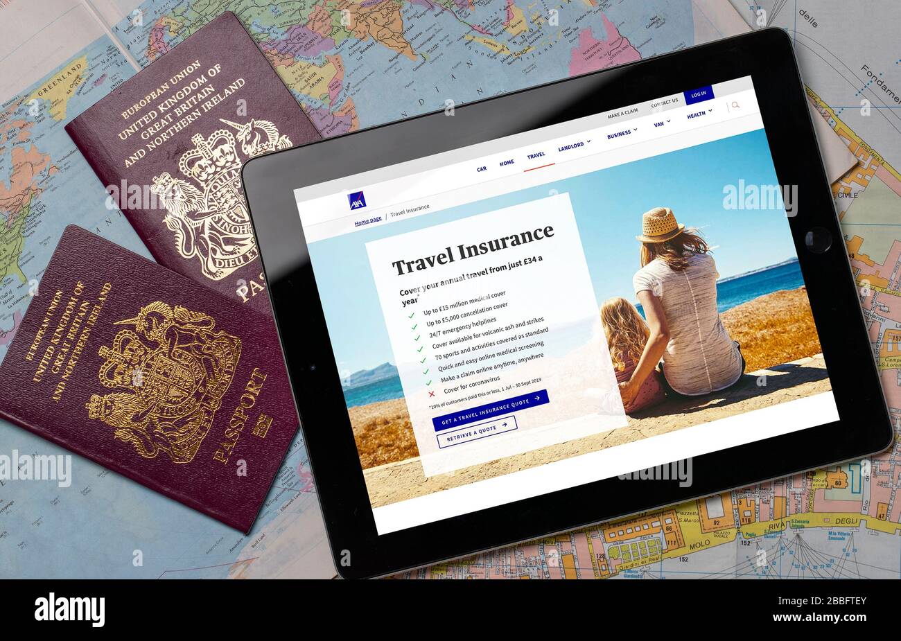 AXA Travel Insurance Website auf einem iPad oder Tablet. (Nur redaktionelle Verwendung) Stockfoto