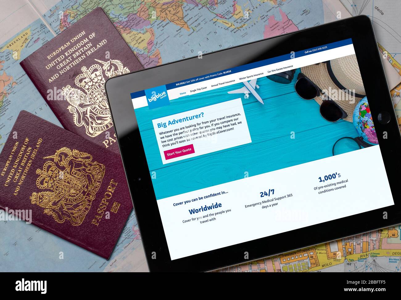 Big Blue Cover Travel Insurance Website auf einem iPad oder Tablet. (Nur redaktionelle Verwendung) Stockfoto