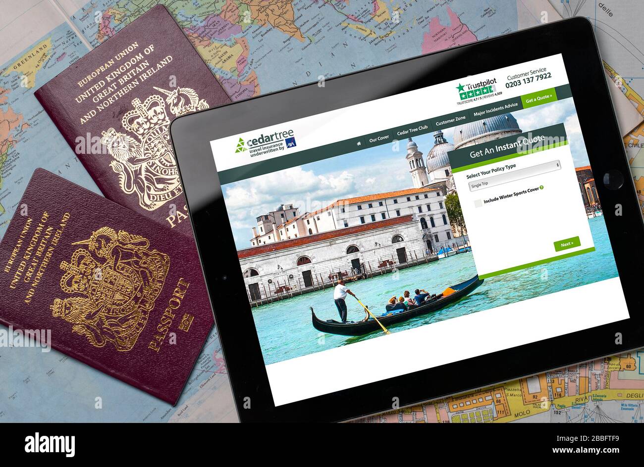 Cedartree Travel Insurance Website auf einem iPad oder Tablet. (Nur redaktionelle Verwendung) Stockfoto