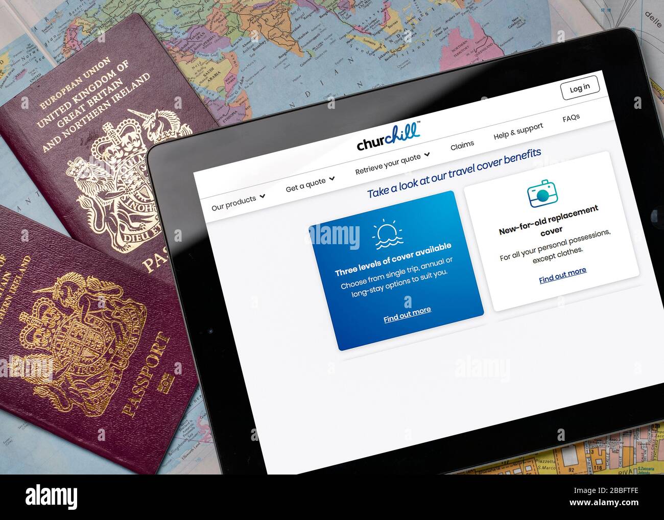 Website der Reiseversicherung von Churchill auf einem iPad oder Tablet. (Nur redaktionelle Verwendung) Stockfoto