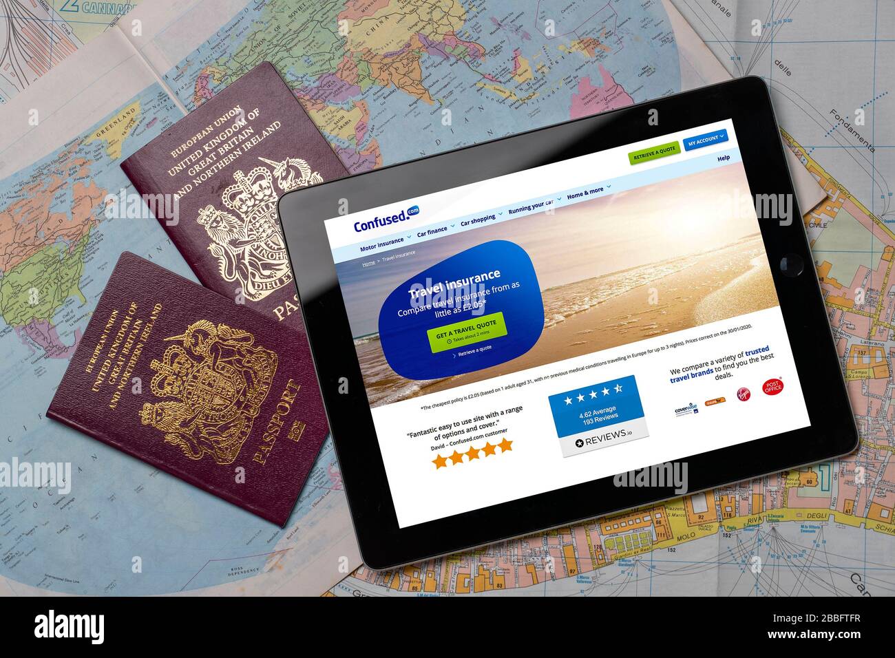 Confused.com Travel Insurance Comparison Website auf einem iPad oder Tablet. (Nur redaktionelle Verwendung) Stockfoto