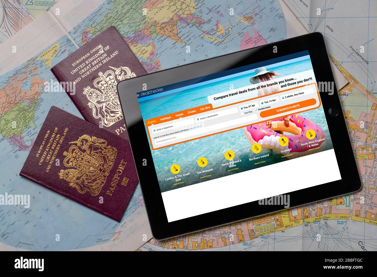 Deal Checker Travel Website auf einem iPad oder Tablet. (Nur redaktionelle Verwendung) Stockfoto