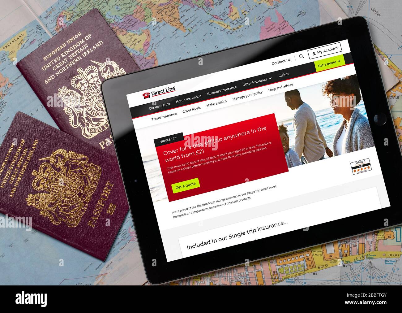 Direct Line Travel Insurance Website auf einem iPad oder Tablet. (Nur redaktionelle Verwendung) Stockfoto