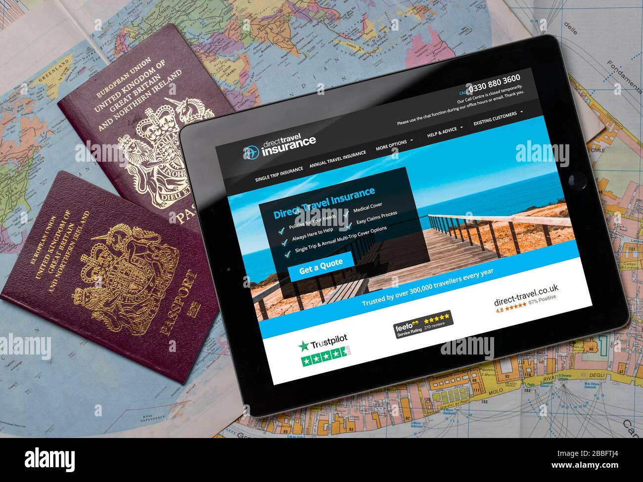 Direct Travel Travel Insurance Website auf einem iPad oder Tablet. (Nur redaktionelle Verwendung) Stockfoto
