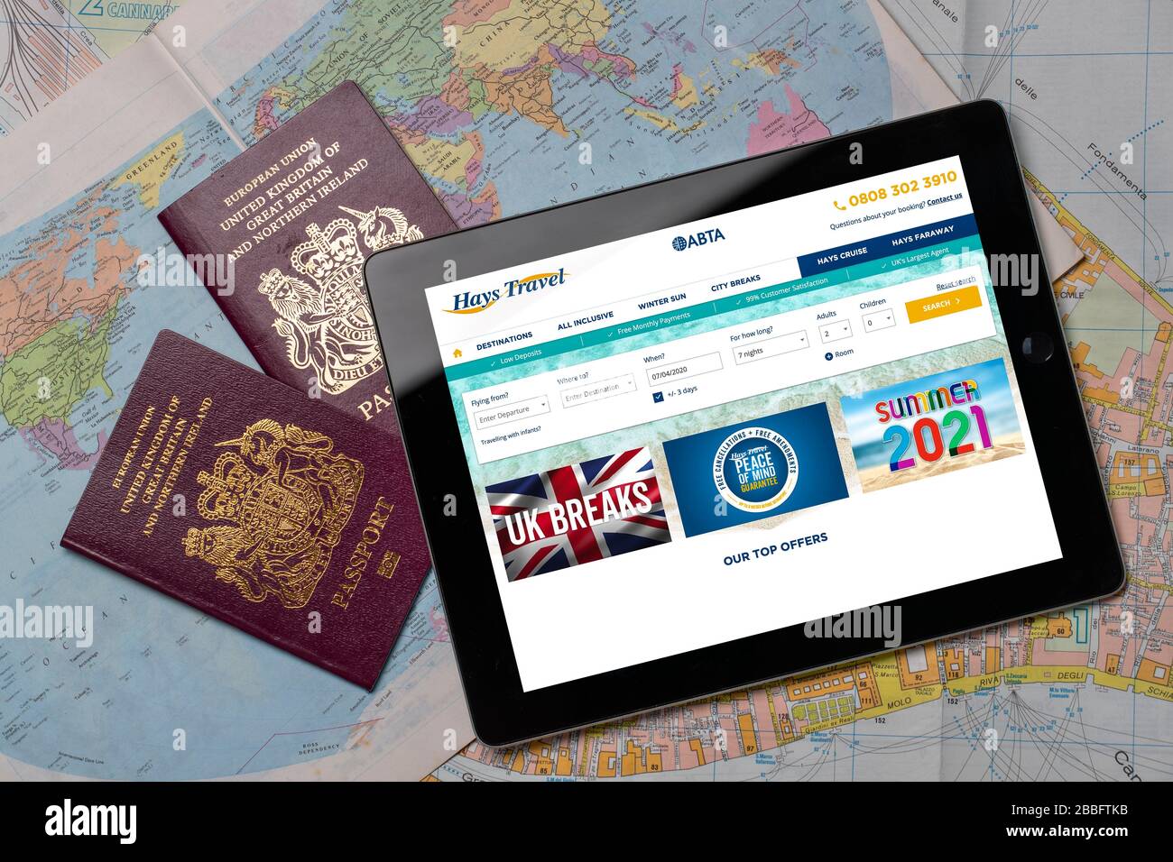 Hays Travel Holiday Buchungs-Website auf einem iPad oder Tablet. (Nur redaktionelle Verwendung) Stockfoto