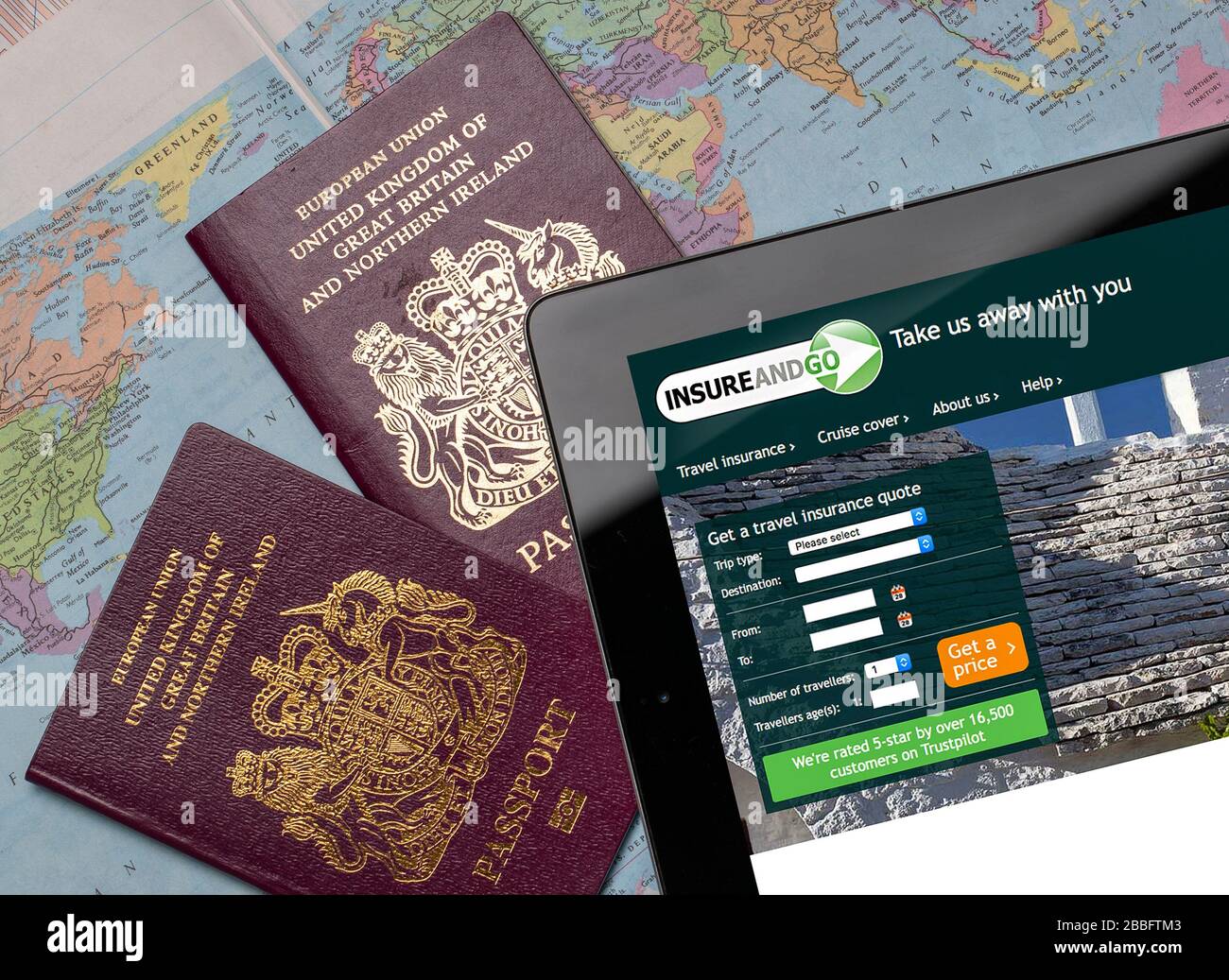 Versichern und gehen Sie auf einem iPad oder Tablet auf die Website der Reiseversicherung. (Nur redaktionelle Verwendung) Stockfoto