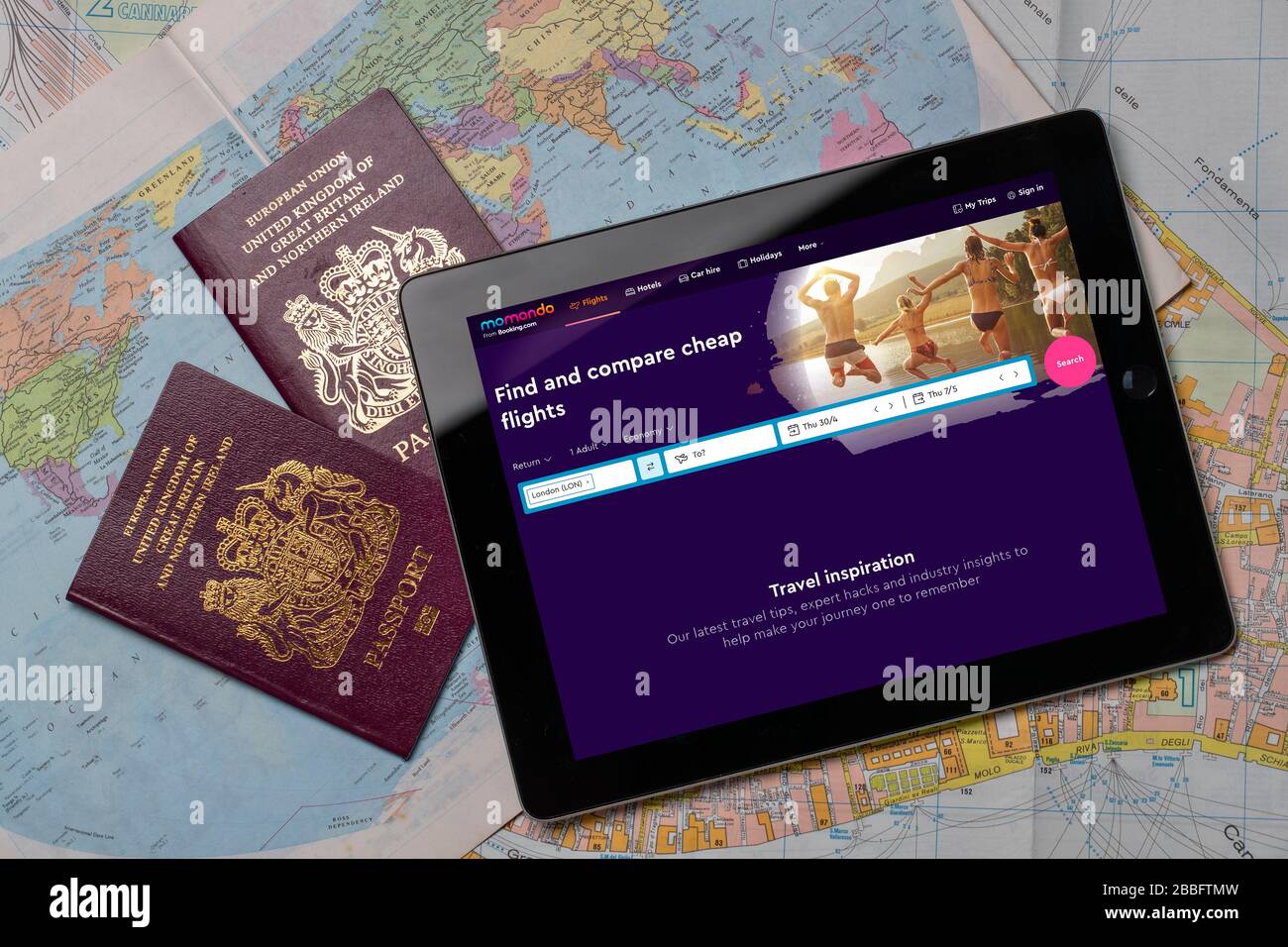 Momondo Reise Website auf einem iPad oder Tablet. (Nur redaktionelle Verwendung) Stockfoto