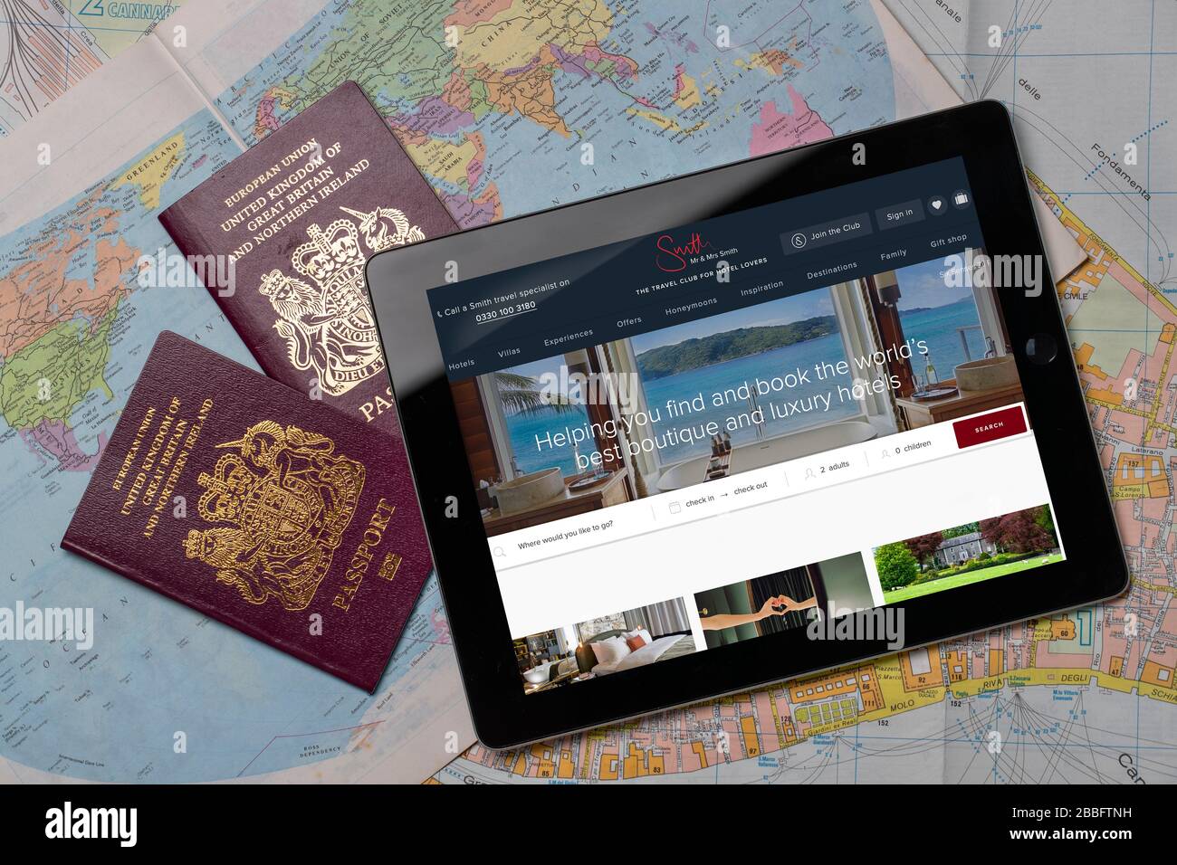 MR und Mrs Smith Travel Booking Website auf einem iPad oder Tablet. (Nur redaktionelle Verwendung) Stockfoto