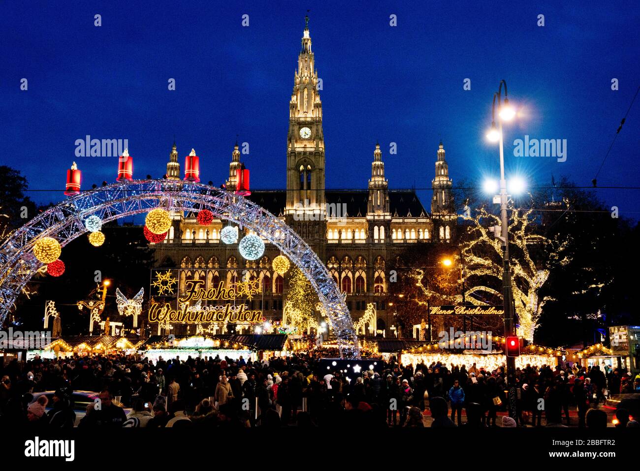 Weihnachtsmarkt vor dem Rathaus von Wien, Rathaus in blauer Stunde, Wien, Österreich Stockfoto