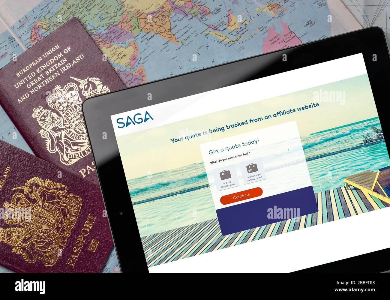 SAGA Travel Insurance Website auf einem iPad oder Tablet. (Nur redaktionelle Verwendung) Stockfoto