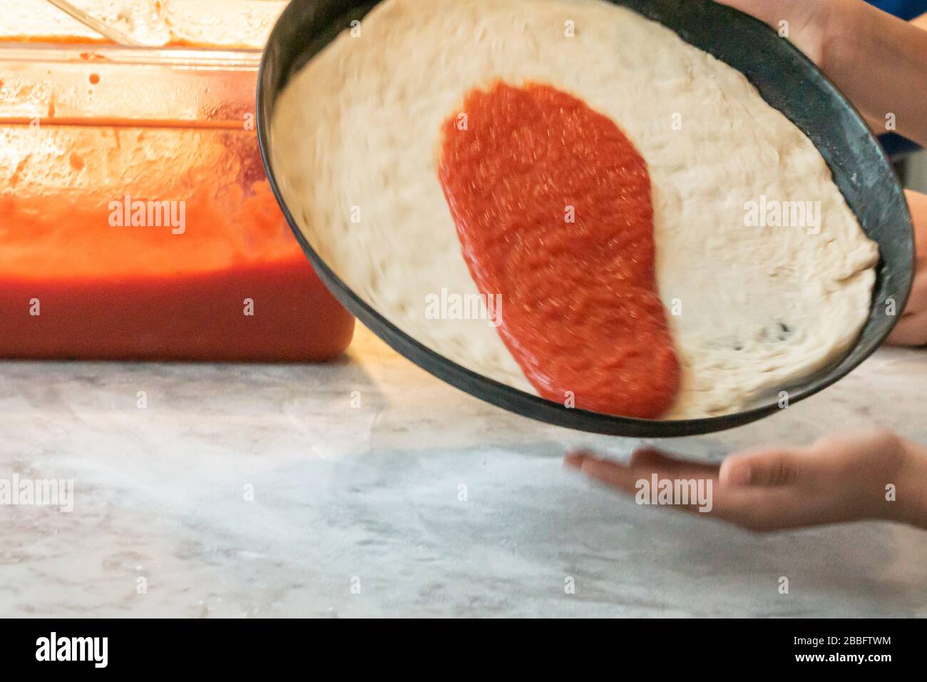 Kinder machen Pizza in einer Klasse Stockfoto