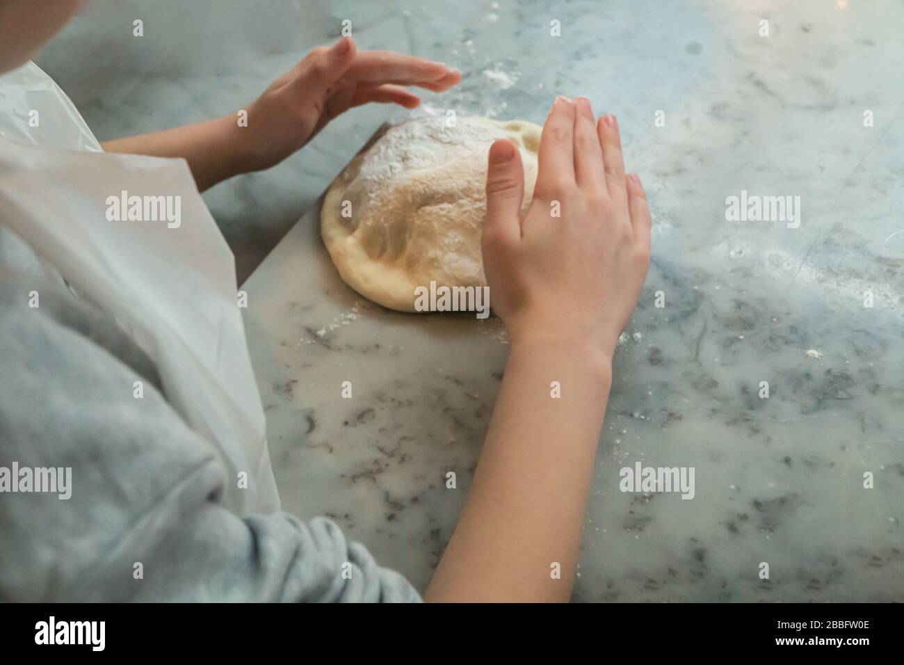 Kinder machen Pizza in einer Klasse Stockfoto