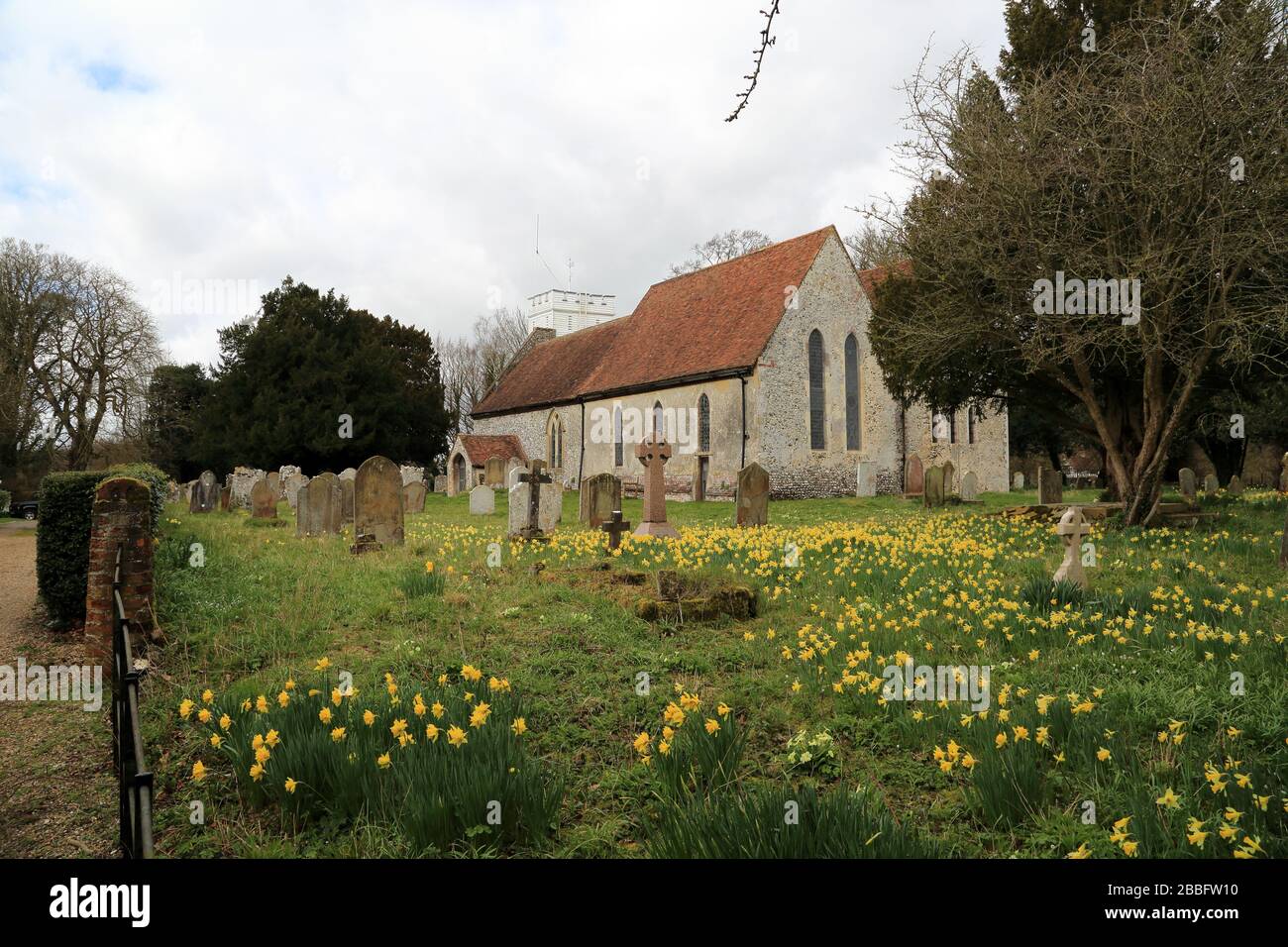 St. John the Baptist Kirche und Friedhof in Doddington bei Sittingbourne in Kent, England Stockfoto