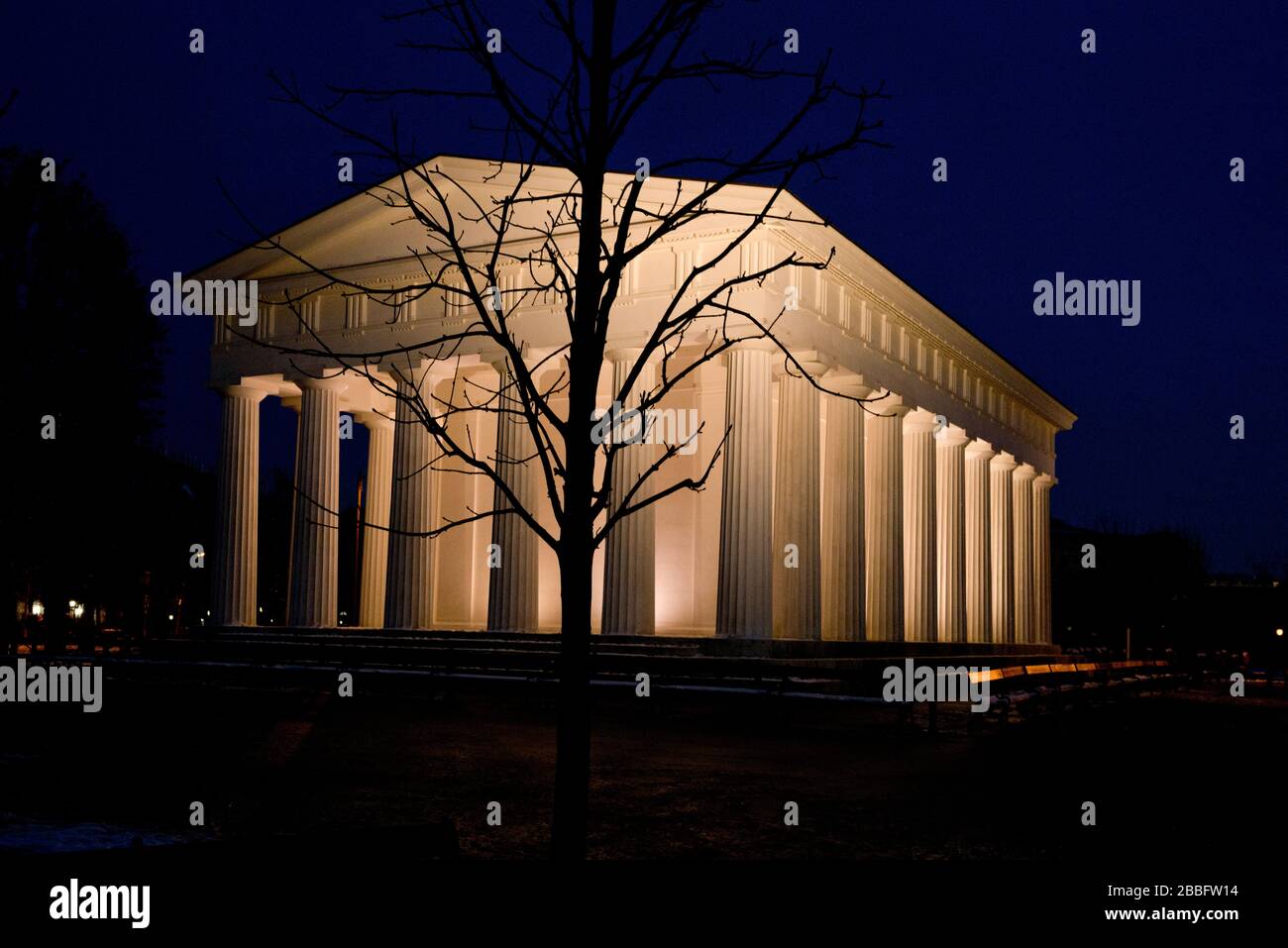 Theseustempel im Volksgarten während der blauen Stunde eines Winterabends, Wien, Österreich Stockfoto