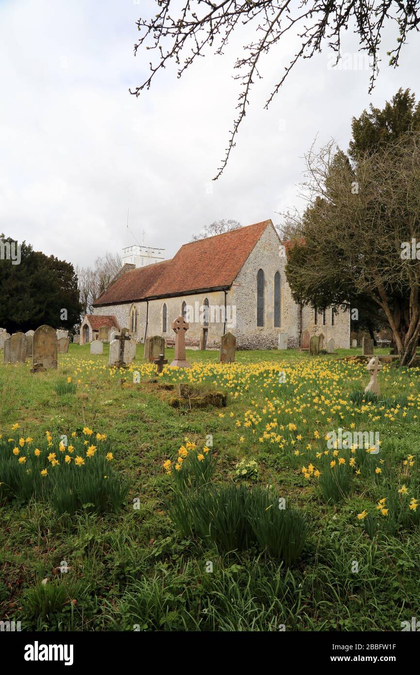 St. John the Baptist Kirche und Friedhof in Doddington bei Sittingbourne in Kent, England Stockfoto