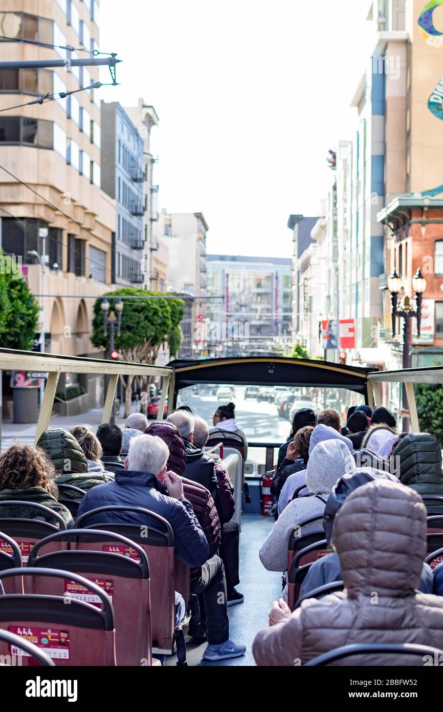 Touristen, die die Fahrt von einem Doppeldeckerbus von Big Bus Tours in San Francisco, Kalifornien, USA, genießen. Touristen in einem Bus, während sie die Stadt tou Stockfoto