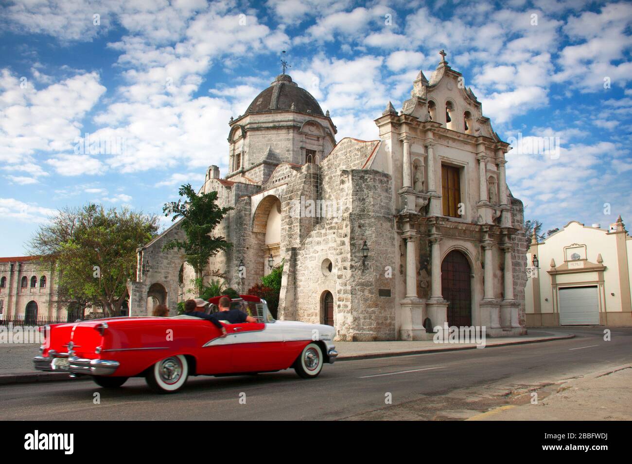 HAVANNA, KUBA - 30. MÄRZ 2017: US-Cabriolet-Auto aus den 50er Jahren, das in der Nähe der Kirche San Francisco de Paula in Havanna Cuba fährt Stockfoto