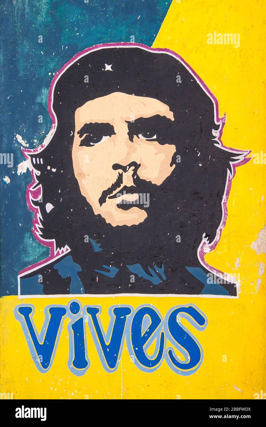 Bunte Graffiti des Porträts des Gesichts von Ernesto 'Che' Guevara mit Text "Du lebst" an der alten Wand in der Stadt Havanna, Kuba Stockfoto