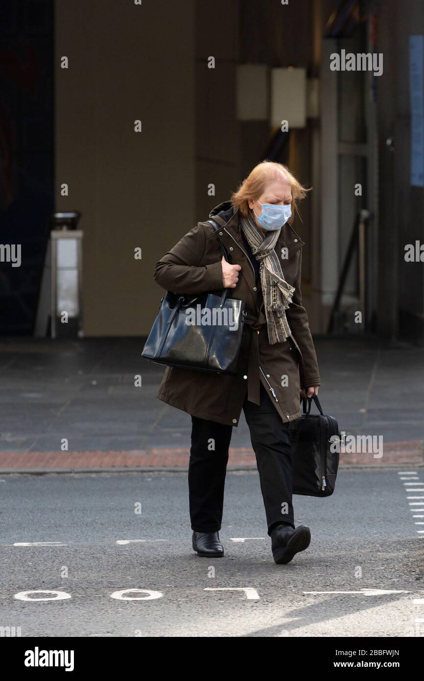 Frau mit schützender Gesichtsmaske, die die Brixton Station verlässt, während der Londoner Sperre aufgrund der Ausbreitung von Covid-19. Am 31. März 2020 aufgenommen Stockfoto