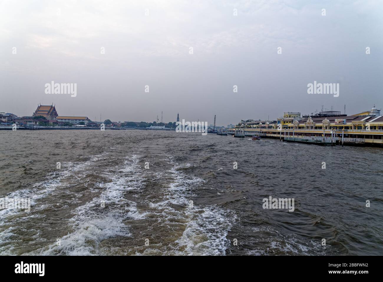 Der Chao Phraya ist der wichtigste Fluss in Thailand. Er fließt durch Bangkok und dann in den Golf von Thailand. Januar 2020 Stockfoto