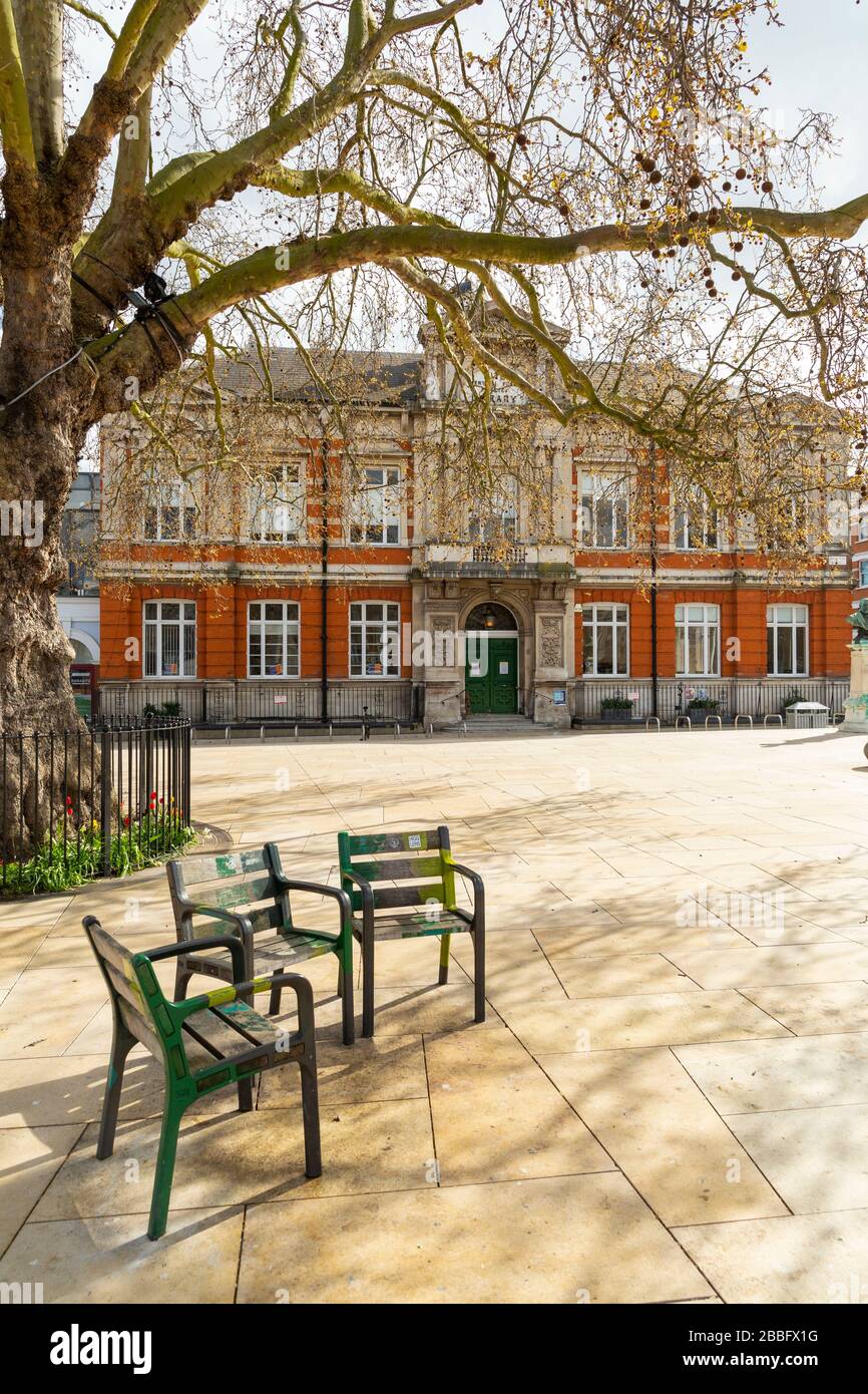 Der normalerweise belebte Windrush Square in Brixton steht wegen der Verbreitung von Covid-19 während der Londoner Sperrzeit verlassen. Am 31. März 2020 aufgenommen Stockfoto