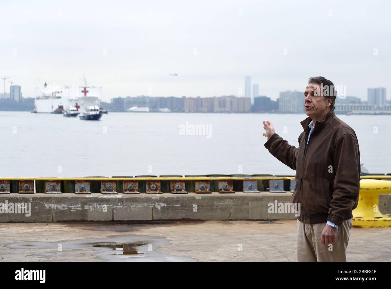 New York, NY, USA. März 2020. Andrew M. Cuomo Out and About for Andrew Cuomo Welcomes The USNS Comfort, AS IT Passes Pier 88 on the Hudson River, Pier 88, New York, NY 30. März 2020. Credit: Kristin Callahan/Everett Collection/Alamy Live News Stockfoto