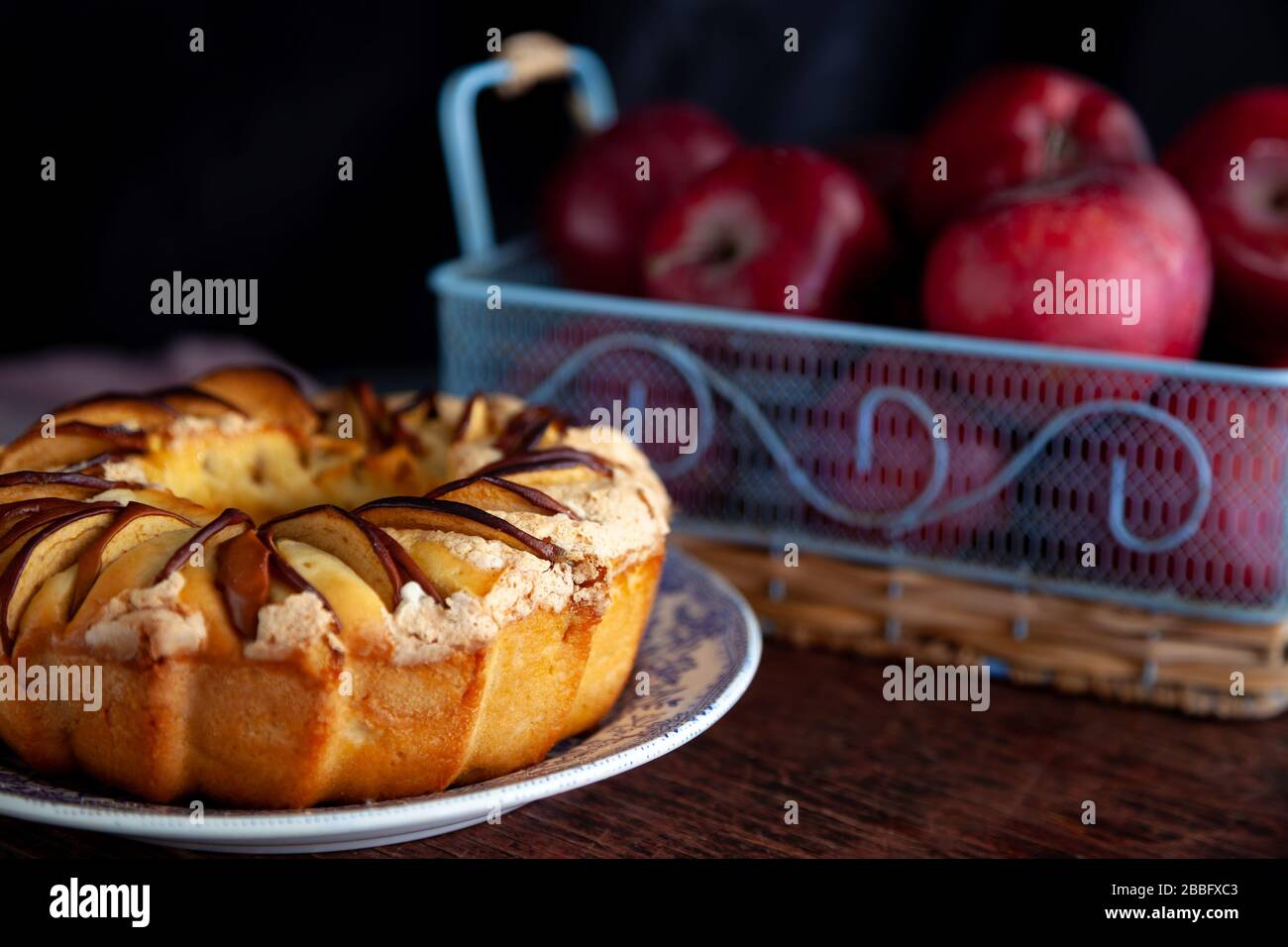 Runde apfelkuchen. Hausgemachtes Gebäck. Cupcake mit Äpfeln auf einem Holztisch. Einfaches Essen. Stockfoto