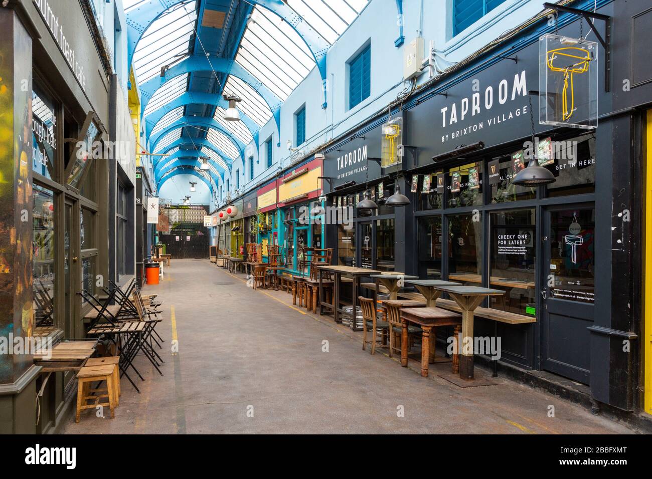 Geschlossene Geschäfte und Restaurants im Brixton Village während der Londoner Sperrzeit aufgrund der Verbreitung von Covid-19. Am 31. März 2020 aufgenommen Stockfoto
