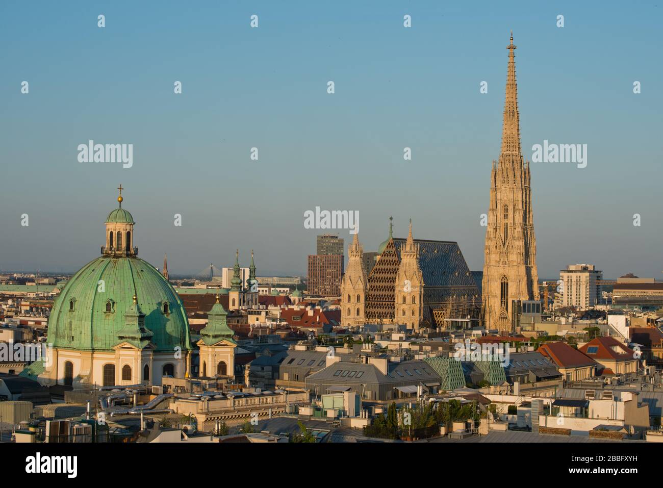 Blick über die Wiener Innenstadt mit der St. Peter Kirche und dem Stephansdom Stockfoto