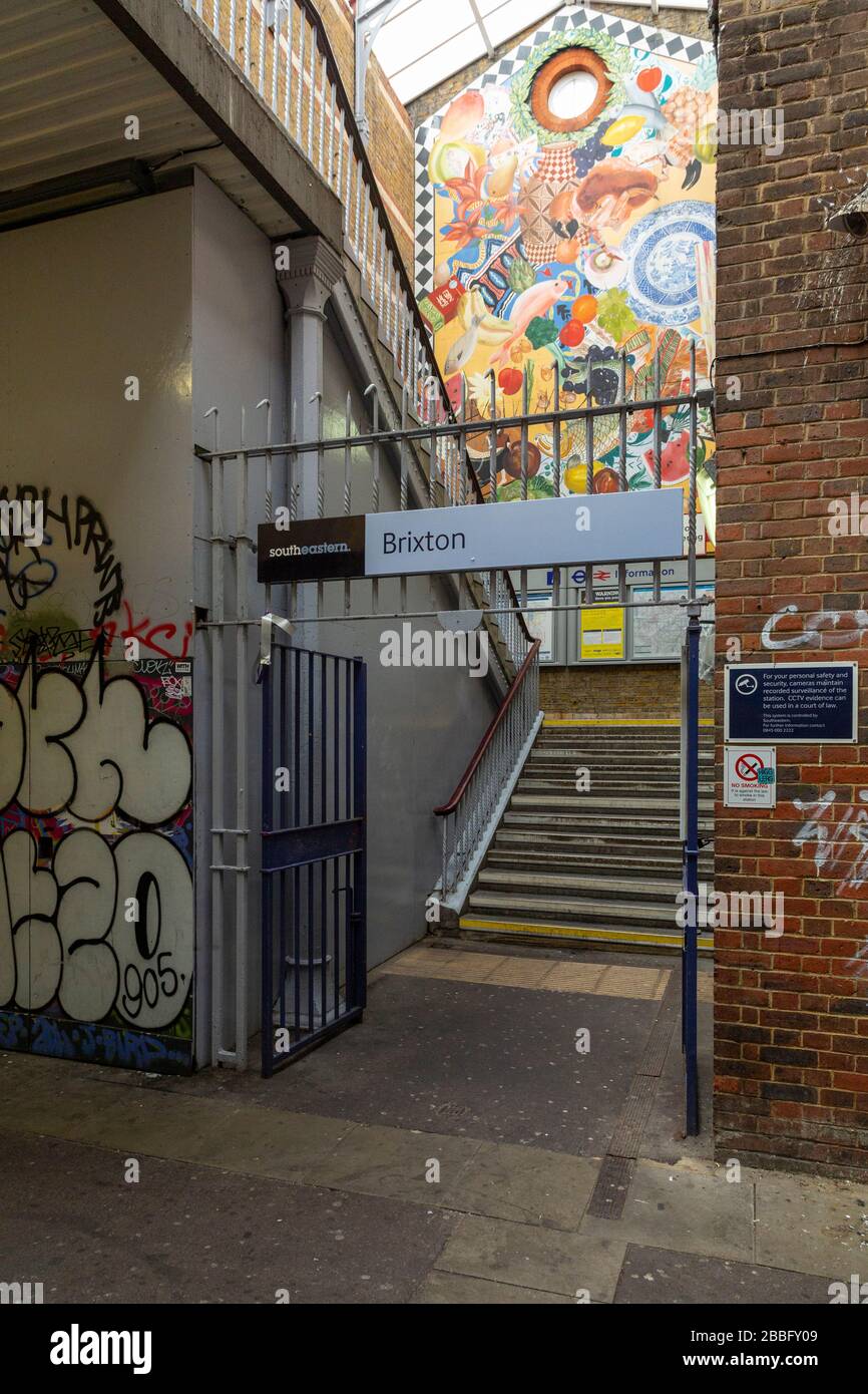Bahnhof Brixton während der Londoner Sperrzeit aufgrund der Verbreitung von Covid-19. Am 31. März 2020 aufgenommen Stockfoto