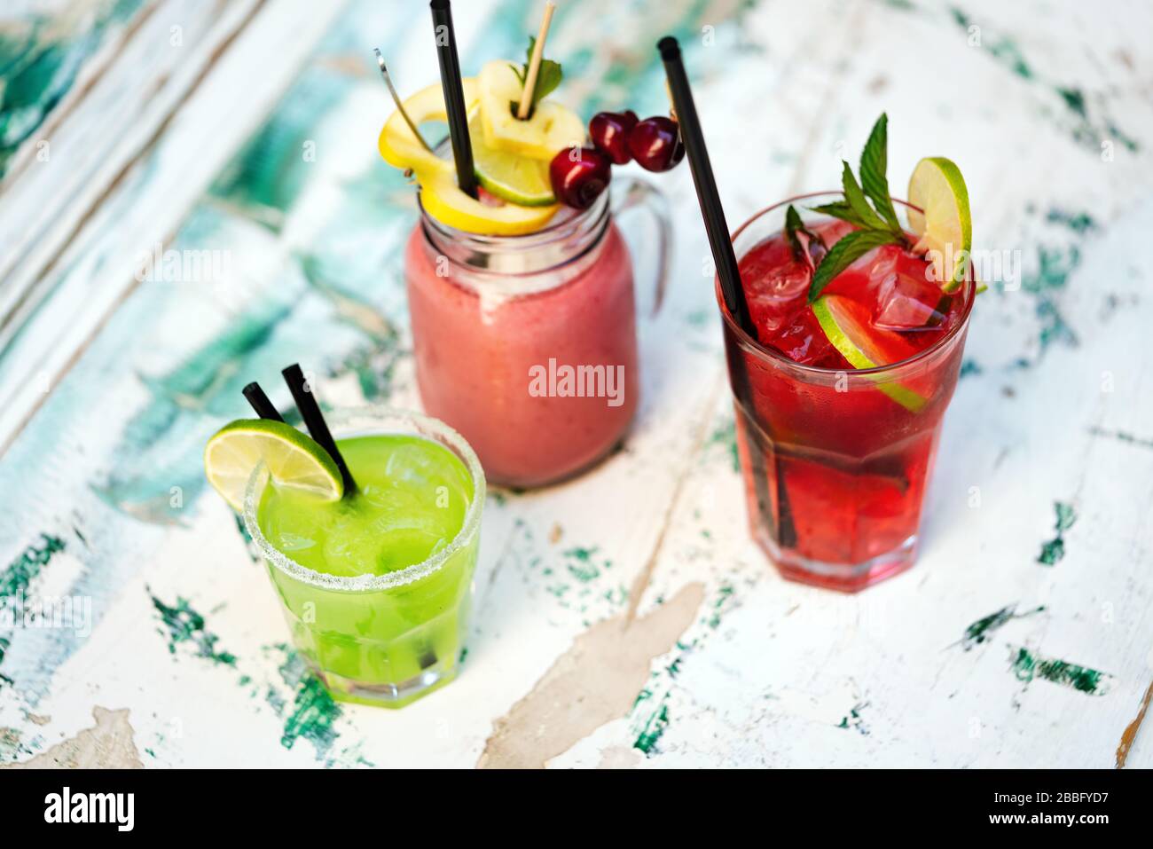 Exotische Cocktails, frische kalte Alkoholgetränke im Sommer Stockfoto