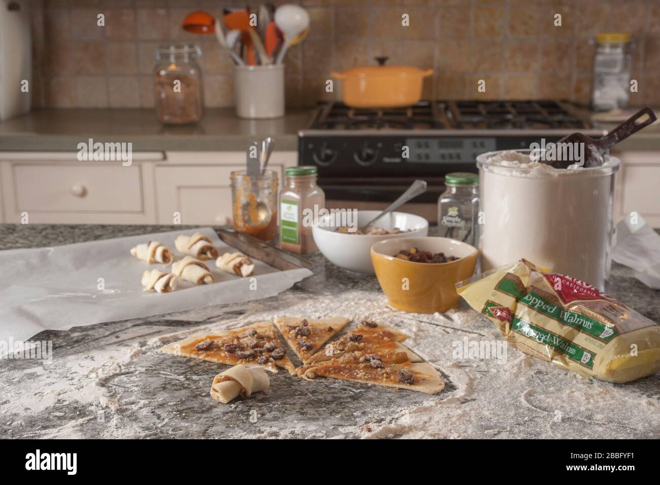 Zutaten und Utensilien für die Herstellung von ruglelachem Gebäck auf der Insel Granit in der Küche. Stockfoto