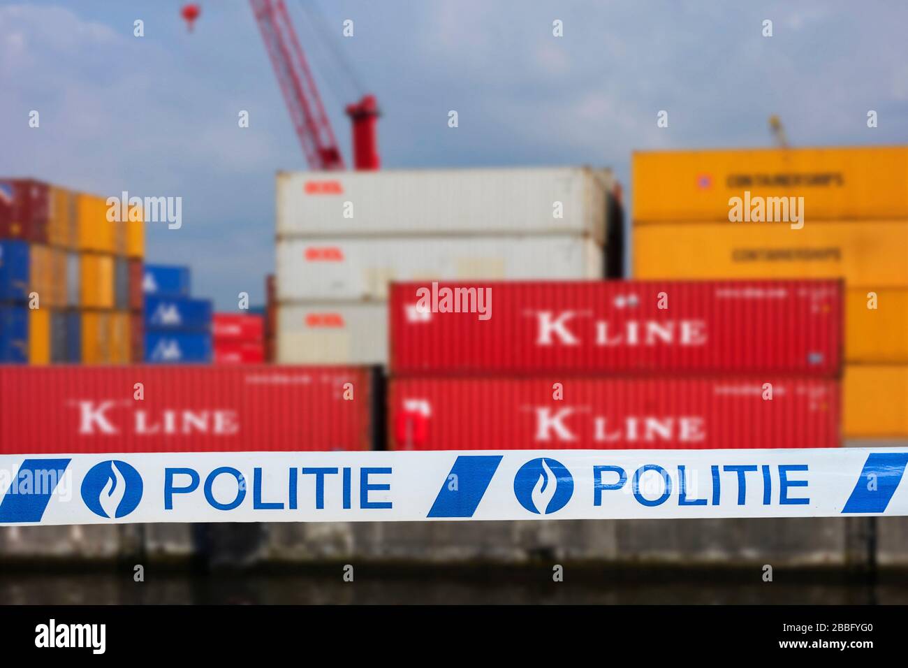 Krieg gegen Drogen. Polite/Polizeiband vor gestapelten Containern, die auf den Transport am Kai am belgischen Hafen/Hafen in Belgien warten Stockfoto
