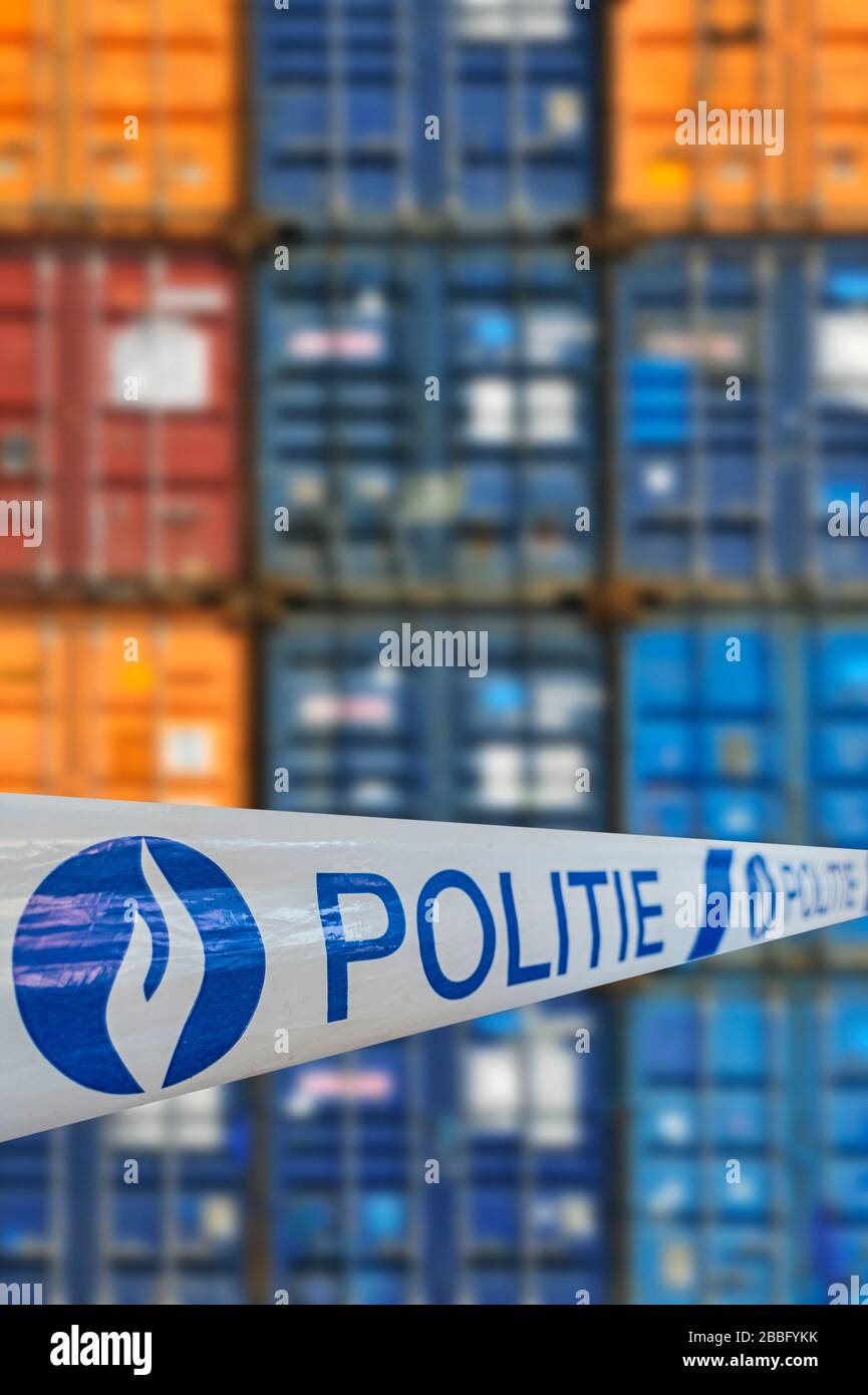 Krieg gegen Drogen. Polite/Polizeiband vor gestapelten Containern, die auf den Transport am Kai am belgischen Hafen/Hafen in Belgien warten Stockfoto