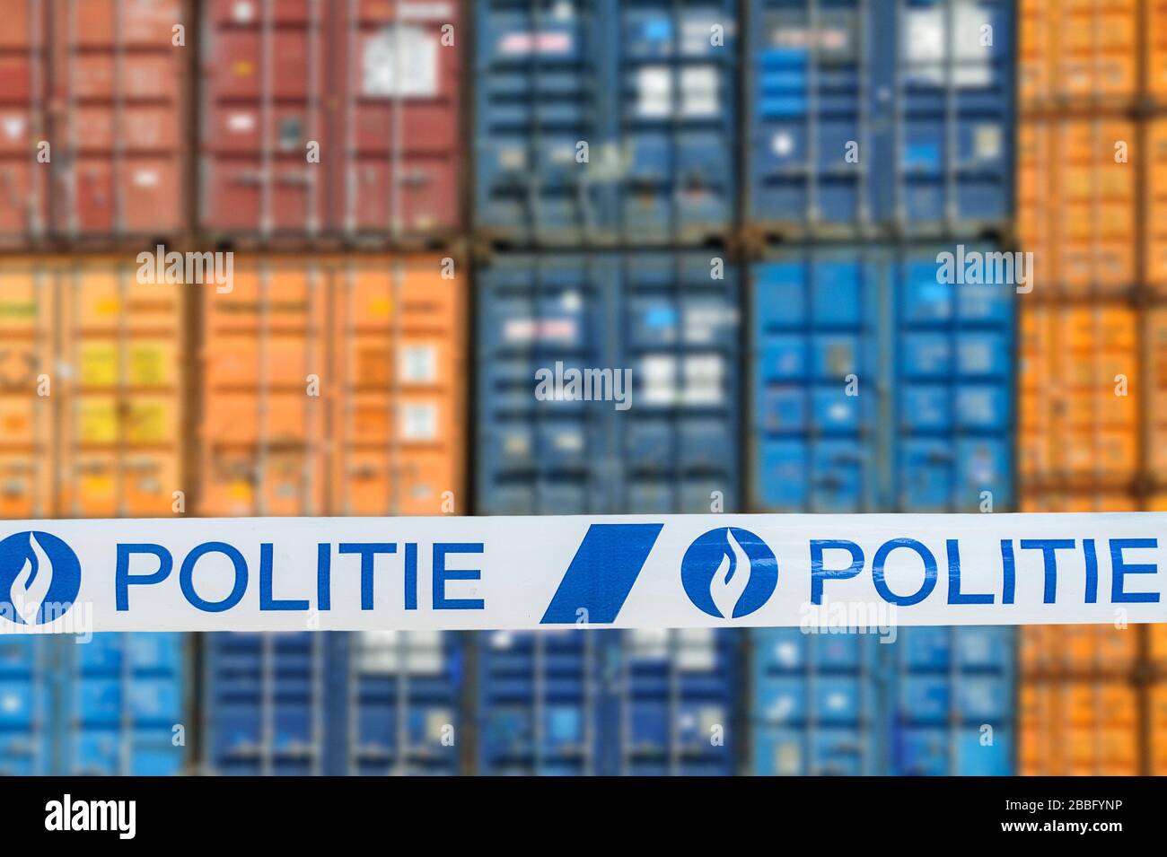 Krieg gegen Drogen. Polite/Polizeiband vor gestapelten Containern, die auf den Transport am Kai am belgischen Hafen/Hafen in Belgien warten Stockfoto