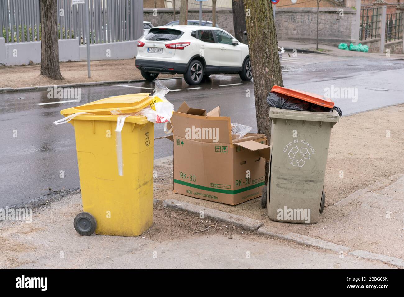 Madrid, Spanien - 17. Februar 2020: Bunte Recyclingbehälter auf der Straße Stockfoto