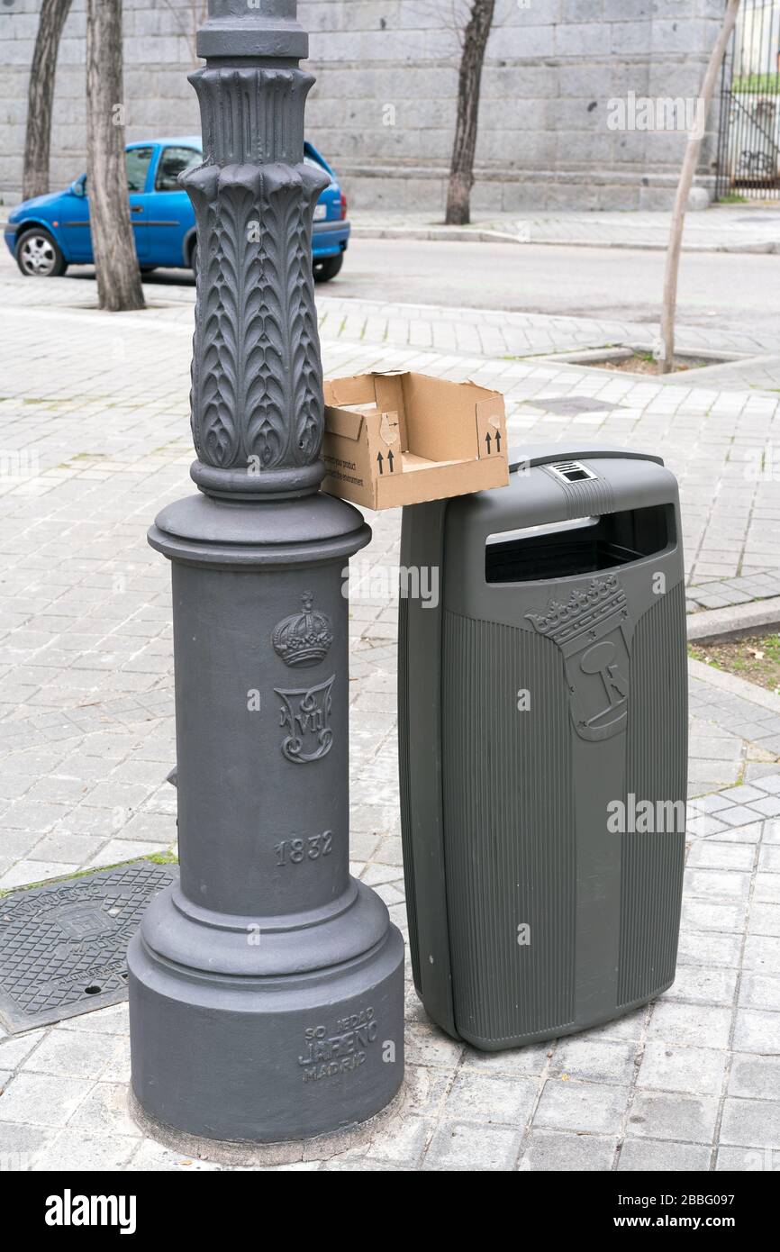 Madrid, Spanien - 17. Februar 2020: Bunte Recyclingbehälter auf der Straße Stockfoto