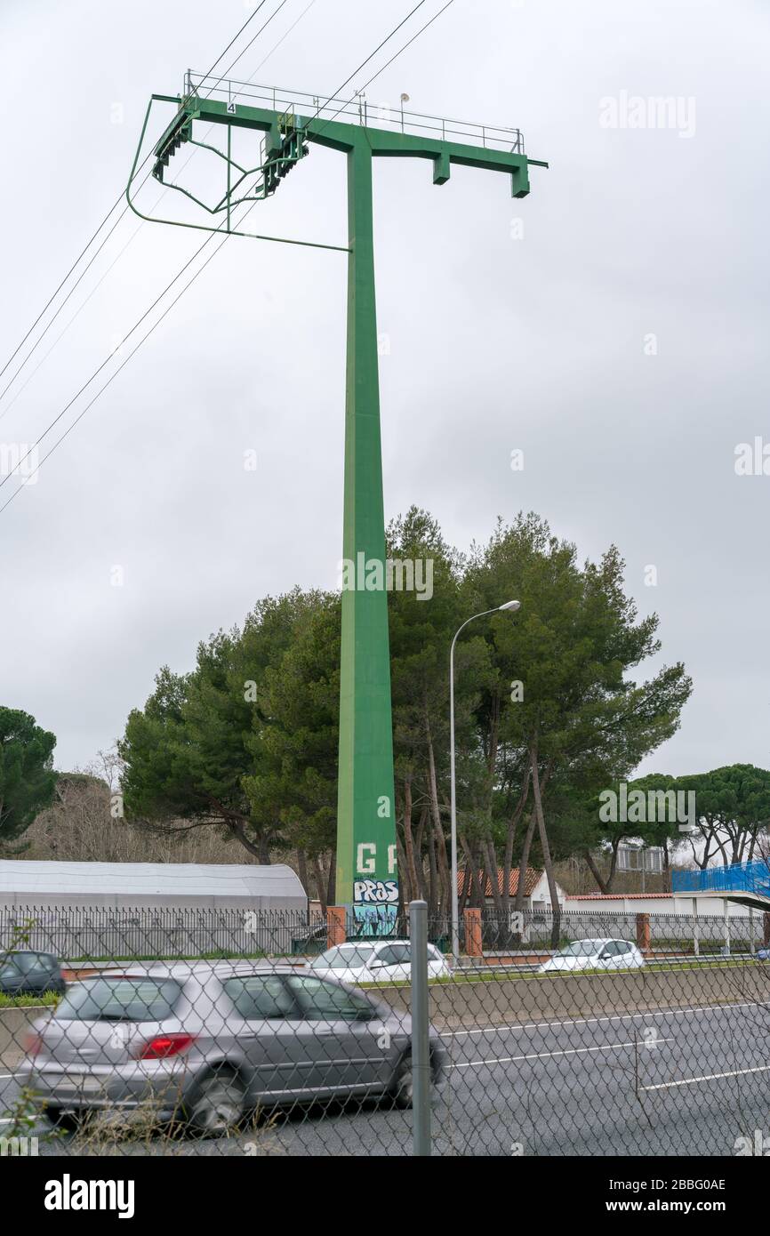 Madrid, Spanien - 13. Februar 2020: Metall-Stützseilbahn zum Heben von Menschen Stockfoto