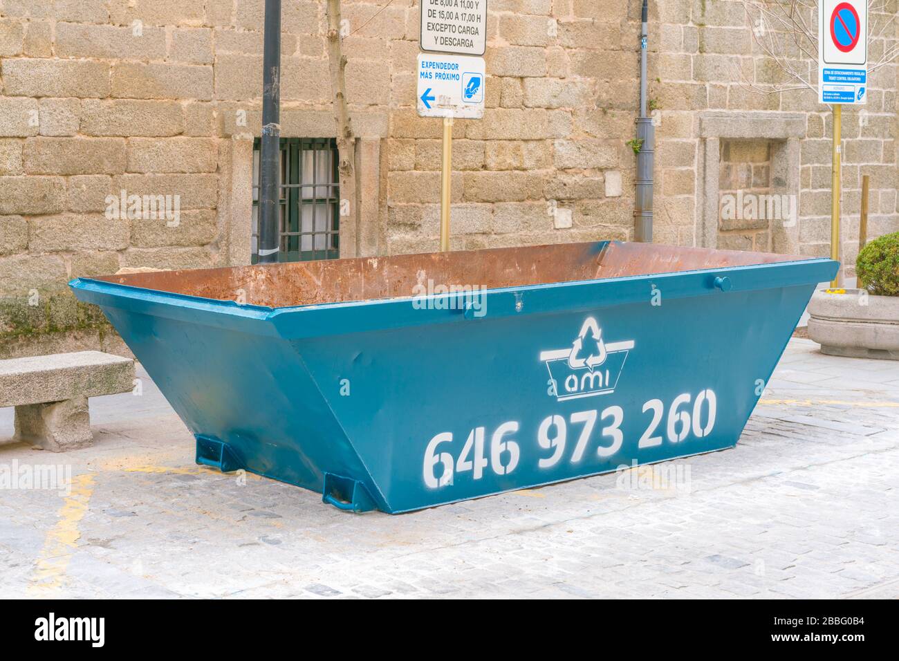 Madrid, Spanien - 18. Februar 2020: Bunte Recyclingbehälter auf der Straße Stockfoto