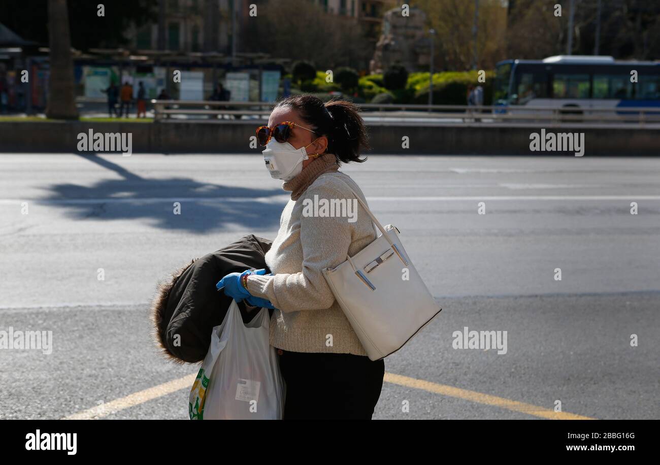 Eine Frau trägt einen schützenden maks als Quarantäne nach dem Coronavirus (COVID-19) Ausbruch in der touristischen Baleareninsel gesetzt Stockfoto